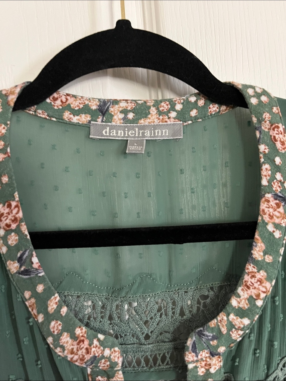 Daniel Rainn Sage Green Floral Lace-Trim Cap Sleeve Blouse - Picture 2 of 3